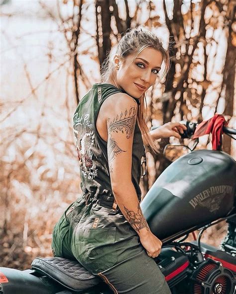 Fille nue sur une moto. Topless dans la ville